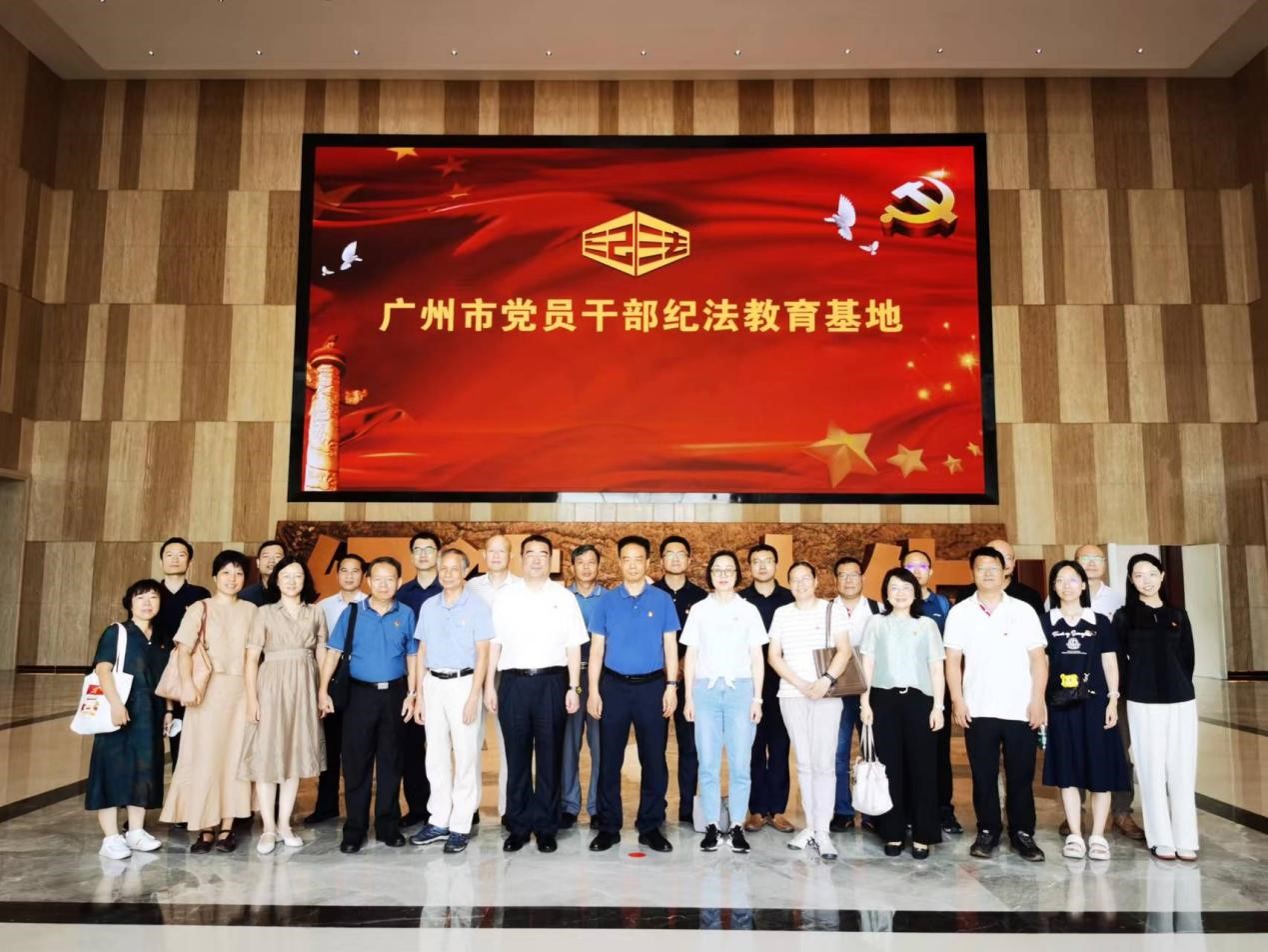 教育基地参观学习合影