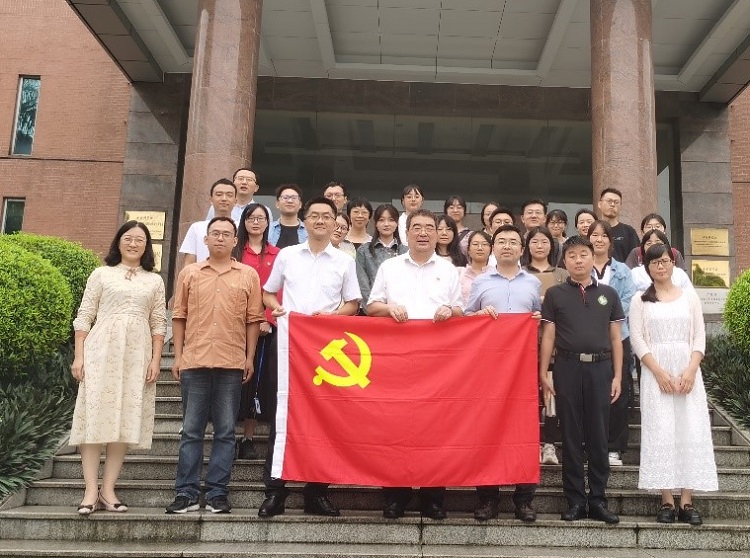 3. 与会党员合影