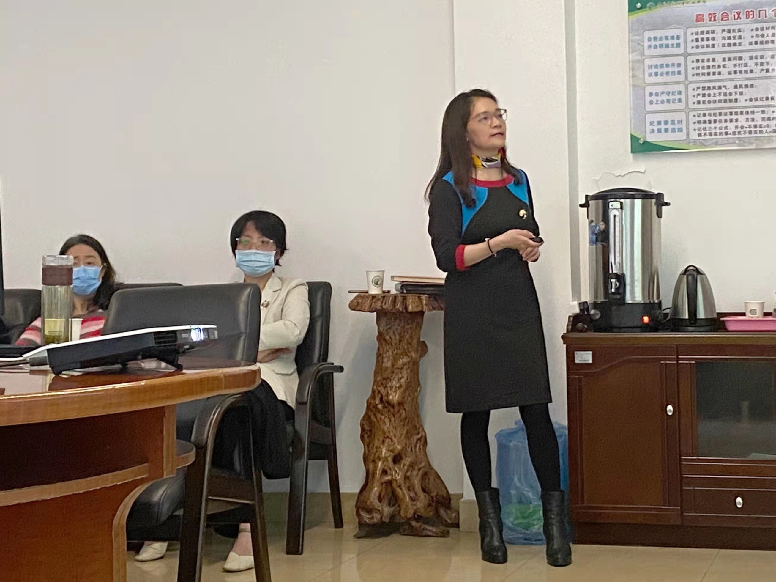 2.文香英作报告