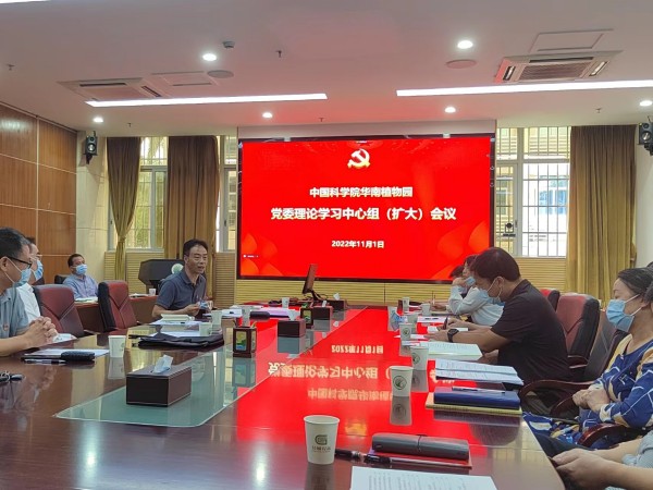 魏平(左1)传达会议精神并提出学习要求