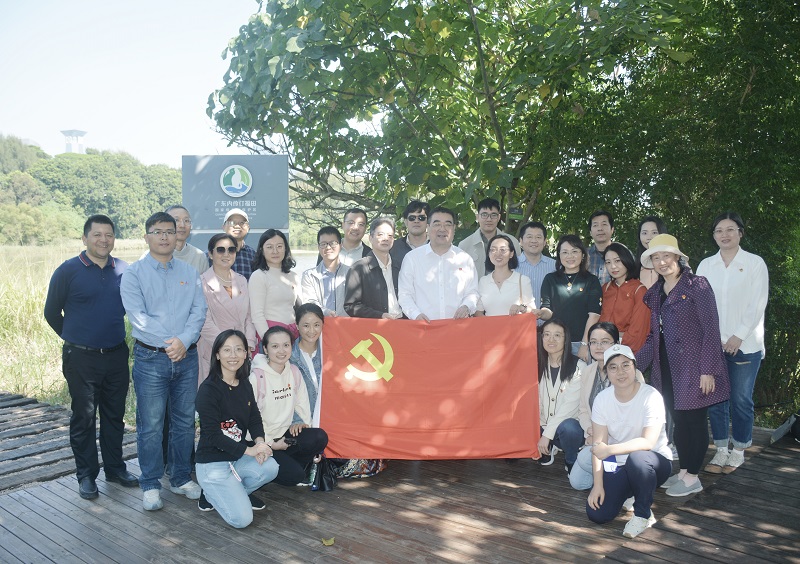 2.党员们在保护区合影