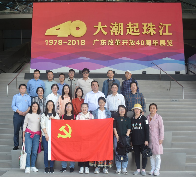3.深圳改革开放展览馆前合影