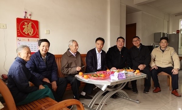 1.园党政领导慰问退休老同志1