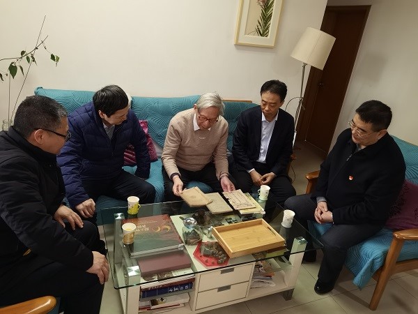 2.园党政领导慰问退休老同志2