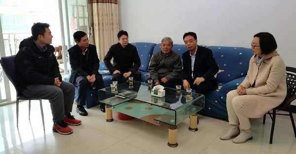 3.园党政领导慰问退休老同志3