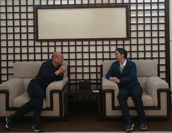 2.任海(右)与张国宏(左)座谈