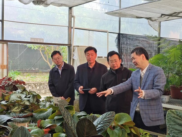 1.实地考察珍稀濒危植物繁育中心